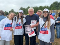 Памятный нагрудный значок «Знай Наших!» вручили Селину Александру, жителю с. Архангельское