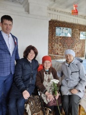 Накануне 80-й годовщины Победы в Великой Отечественной войне сотрудники администрации, депутаты Думы Юсьвинского муниципального округа, представители Совета ветеранов, учащиеся школ навещают и и поздравляют тружеников тыла