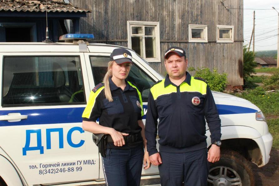 В Пермском крае сотрудники Госавтоинспекции эвакуировали из горящего дома двоих людей и кошку