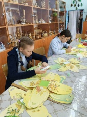 В Пожвинском Доме детского творчества прошла благотворительная акция по изготовлению коробочек для куличей