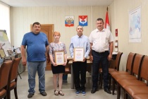 Глава Юсьвинского муниципального округа Николай Никулин поблагодарил лучших работников по профессии за достойное представление Юсьвинского округа