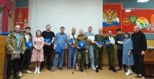 Волонтеры Юсьвинского округа поддерживают бойцов СВО. Дуэт «Чина» Центра национальной культуры «Ассяма горт» выступили с концертом в Пермском военном госпитале.