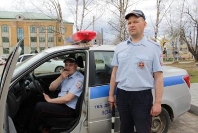 В Пермском крае госавтоинспекторы Кудымкара и медицинский работник, ставшие свидетелями ДТП, пришли на помощь пострадавшему