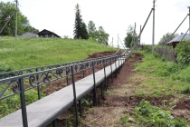 В с. Юсьва на участках улиц Мира и Челюскинцев и Восточная построены новые тротуары из бетонных плит и пешеходный мостик