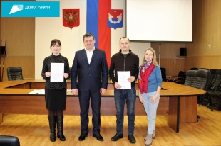 Глава Юсьвинского муниципального округа вручил жилищные сертификаты молодым семьям