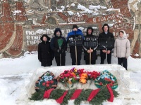 Волонтеры Юсьвинского муниципального округа ухаживают за памятником участникам Великой Отечественной войны.