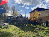 Добровольцы Юсьвинского муниципального округа очистили пространство возле храма