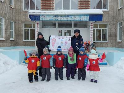 В Кудымкаре сотрудники Госавтоинспекции и воспитанники детского сада провели акцию «Внимание - на дороге дети!»